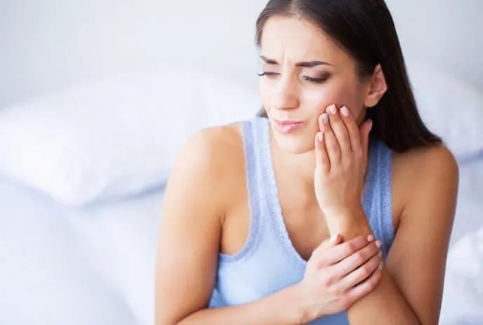 Surrounding Teeth Hurt After Tooth Extraction? Here’s Why (And What to Do in 2026)