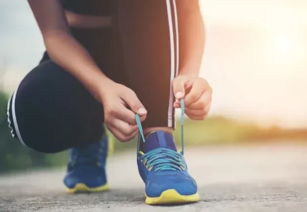 How Long Should you Wait to Exercise After Tooth Extraction? Timing, Side Effects, and More