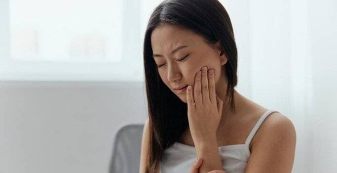 First Signs of Wisdom Teeth Coming In: 2026 Expert Guide to Symptoms & What to Expect